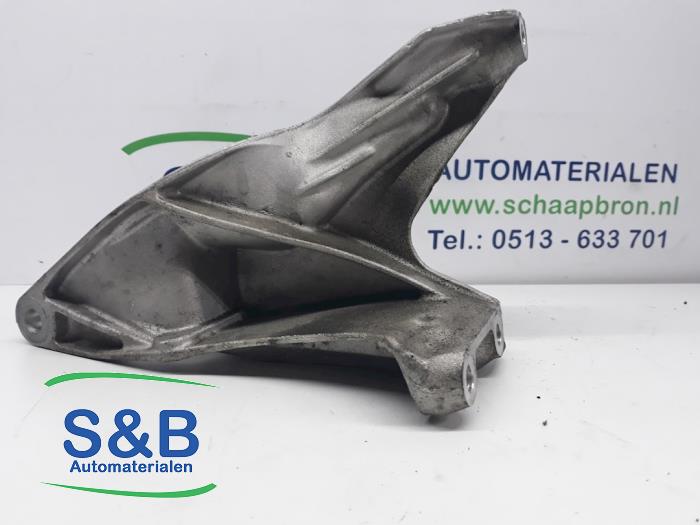 Motorsteun van een Volkswagen Transporter T6 2.0 TDI DRF 2017