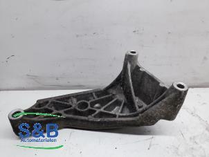 Motorsteun van een Volkswagen Transporter T5 2.0 TDI DRF 2013