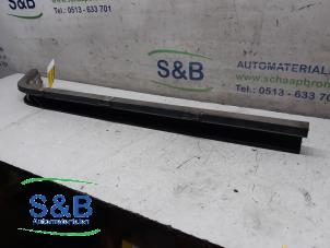 Gebruikte Schuifdeurrail links Seat Alhambra (7N) 2.0 TDI 16V Prijs € 40,00 Margeregeling aangeboden door Schaap & Bron