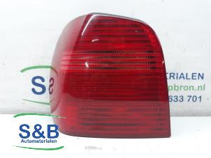 Gebruikte Achterlicht links Volkswagen Polo III (6N2) 1.4 Prijs € 30,00 Margeregeling aangeboden door Schaap & Bron