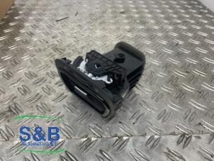 Gebruikte Luchtrooster Dashboard Volkswagen Scirocco (137/13AD) Prijs € 20,00 Margeregeling aangeboden door Schaap & Bron