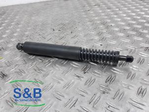 Gebruikte Kofferdekseldemper links-achter Volkswagen Touareg (7LA/7L6) 2.5 TDI R5 Prijs € 25,00 Margeregeling aangeboden door Schaap & Bron