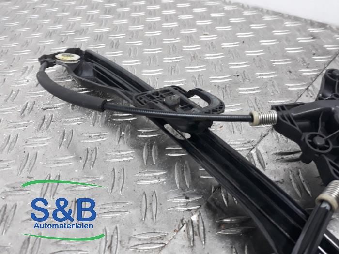 Ruitmechaniek 4Deurs links-voor van een Seat Toledo (NHAA) 1.6 TDI 16V 105 2013