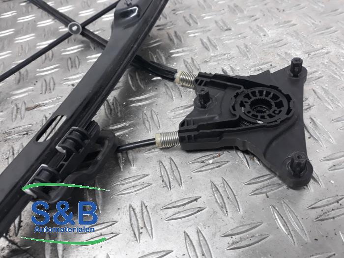 Ruitmechaniek 4Deurs links-voor van een Seat Toledo (NHAA) 1.6 TDI 16V 105 2013