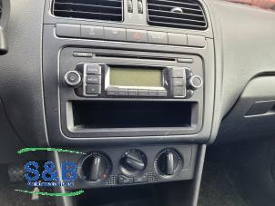 Gebruikte Radio Volkswagen Polo V (6R) 1.2 12V BlueMotion Technology Prijs € 45,00 Margeregeling aangeboden door Schaap & Bron