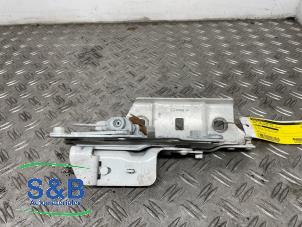 Gebruikte Motorkap Scharnier Opel Insignia Grand Sport 1.6 Turbo 16V 200 Prijs € 40,00 Margeregeling aangeboden door Schaap & Bron