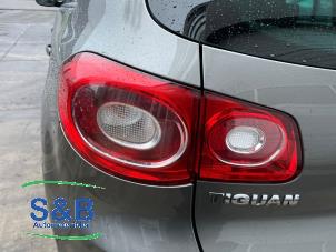 Gebruikte Achterlicht links Volkswagen Tiguan (5N1/2) 1.4 TSI 16V Prijs € 40,00 Margeregeling aangeboden door Schaap & Bron
