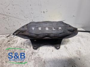 Gebruikte Remklauw (Tang) rechts-voor Tesla Model S 70 Prijs € 125,00 Margeregeling aangeboden door Schaap & Bron