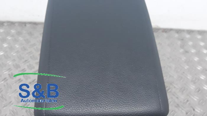 Armleuning van een Seat Ateca (5FPX) 1.5 TSI 16V 4Drive