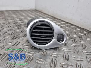 Gebruikte Luchtrooster Dashboard Renault Clio III (BR/CR) 1.5 dCi 75 FAP Prijs € 20,00 Margeregeling aangeboden door Schaap & Bron