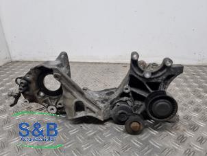 Gebruikte Dynamosteun onder Audi A4 (B8) 2.0 TDI 16V Prijs € 39,99 Margeregeling aangeboden door Schaap & Bron