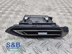 Gebruikte Luchtrooster Dashboard Peugeot 308 SW (L4/L9/LC/LJ/LR) 1.6 BlueHDi 120 Prijs € 20,00 Margeregeling aangeboden door Schaap & Bron