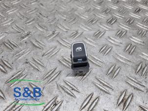 Gebruikte Elektrisch Raam Schakelaar Audi Q2 (GAB/GAG) 2.0 35 TDI 16V Prijs € 9,98 Margeregeling aangeboden door Schaap & Bron
