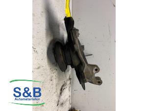 Gebruikte Fusee houder links-voor Volkswagen Crafter (SY) 2.0 TDI Prijs € 150,00 Margeregeling aangeboden door Schaap & Bron