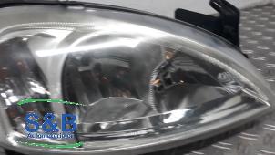 Gebruikte Koplamp rechts Opel Corsa II 1.2 16V Prijs € 80,00 Margeregeling aangeboden door Schaap & Bron