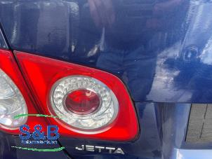 Gebruikte Achterlichtglas links Volkswagen Jetta III (1K2) 1.6 FSI 16V Prijs € 30,00 Margeregeling aangeboden door Schaap & Bron