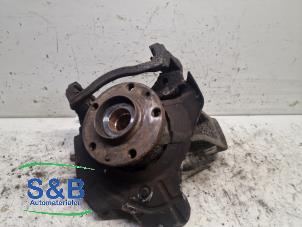 Gebruikte Fusee houder links-voor Peugeot Boxer (U9) 2.2 HDi 110 Euro 5 Prijs € 100,00 Margeregeling aangeboden door Schaap & Bron