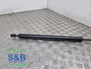 Gebruikte Achterklepdemper links-achter Volkswagen Transporter/Caravelle T4 1.9 TDI Prijs € 34,99 Margeregeling aangeboden door Schaap & Bron