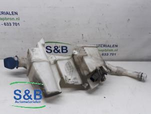 Gebruikte Ruitensproeiertank voor Volkswagen Transporter T5 2.0 TDI DRF Prijs € 15,00 Margeregeling aangeboden door Schaap & Bron