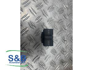 Gebruikte Elektrisch Raam Schakelaar Volkswagen Golf III Cabrio Restyling (1E7) 1.8 Prijs € 10,00 Margeregeling aangeboden door Schaap & Bron