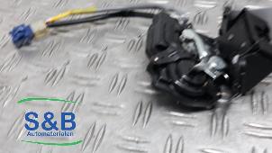 Gebruikte Achterklep Slotmechaniek Toyota Avensis Wagon (T25/B1E) 2.0 16V VVT-i D4 Prijs € 25,00 Margeregeling aangeboden door Schaap & Bron
