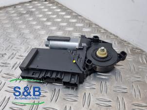 Gebruikte Portierruitmotor Volkswagen Phaeton (3D) 3.2 V6 30V Prijs € 38,99 Margeregeling aangeboden door Schaap & Bron