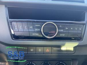 Gebruikte Radio Skoda Fabia III Combi (NJ5) 1.0 12V Greentech Prijs € 150,00 Margeregeling aangeboden door Schaap & Bron