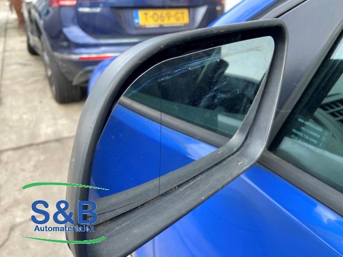 Buitenspiegel links van een Volkswagen Polo 2002