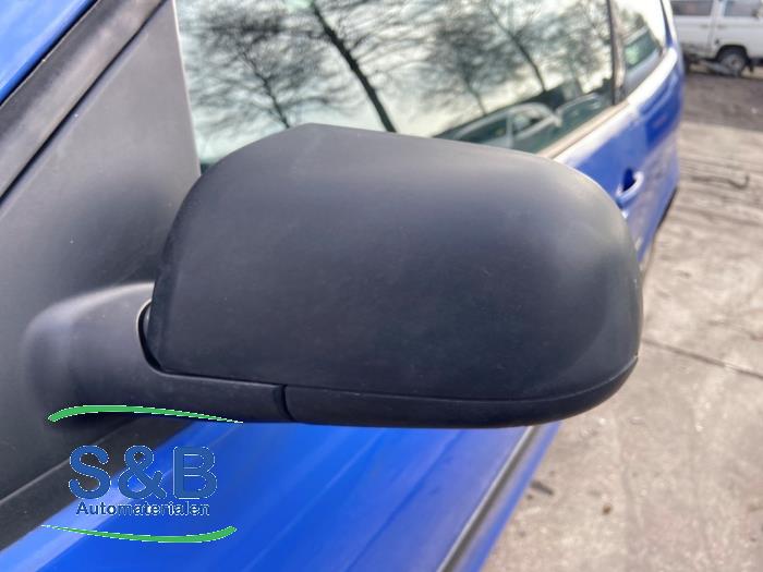 Buitenspiegel links van een Volkswagen Polo 2002