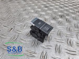 Gebruikte Schakelaar handrem Volkswagen T-Roc I 1.5 TSI 16V Prijs € 19,99 Margeregeling aangeboden door Schaap & Bron