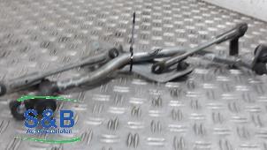 Gebruikte Ruitenwis Mechaniek Volkswagen Touran (5T1) Prijs € 35,00 Margeregeling aangeboden door Schaap & Bron