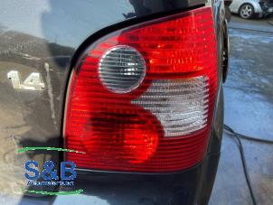 Gebruikte Achterlicht rechts Volkswagen Polo IV (9N1/2/3) 1.4 16V 75 Prijs € 25,00 Margeregeling aangeboden door Schaap & Bron