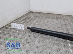 Gebruikte Kofferdekseldemper rechts-achter Ford Kuga II (DM2) 1.5 EcoBoost 16V 150 Prijs € 124,99 Margeregeling aangeboden door Schaap & Bron