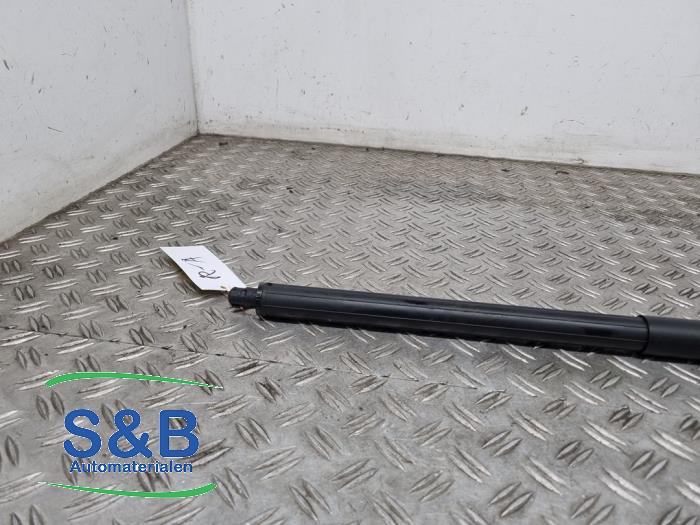 Gasdemper rechts-achter van een Ford Kuga II (DM2) 1.5 EcoBoost 16V 150 2016