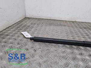 Gebruikte Kofferdekseldemper rechts-achter Ford Kuga II (DM2) 1.5 EcoBoost 16V 150 Prijs € 54,99 Margeregeling aangeboden door Schaap & Bron