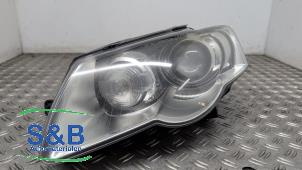 Gebruikte Linker Koplamp Volkswagen Passat Variant (3C5) 2.0 TDI 16V 170 Prijs € 174,99 Margeregeling aangeboden door Schaap & Bron
