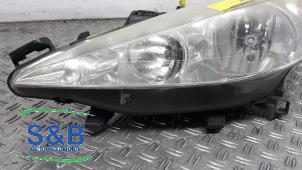 Gebruikte Koplamp links Peugeot 207/207+ (WA/WC/WM) 1.4 HDi Prijs € 125,00 Margeregeling aangeboden door Schaap & Bron