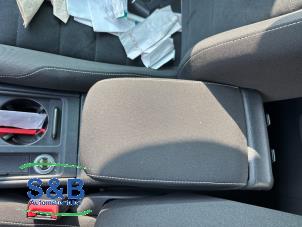 Gebruikte Armleuning Volkswagen Golf VII (AUA) 1.2 TSI 16V Prijs € 35,00 Margeregeling aangeboden door Schaap & Bron