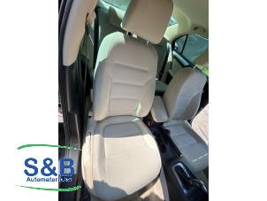 Gebruikte Voorstoel rechts Volkswagen Jetta IV (162/16A) 1.4 TSI Hybrid 16V Prijs € 110,00 Margeregeling aangeboden door Schaap & Bron