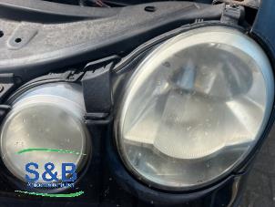 Gebruikte Linker Koplamp Volkswagen Polo IV (9N1/2/3) 1.4 16V Prijs € 25,00 Margeregeling aangeboden door Schaap & Bron