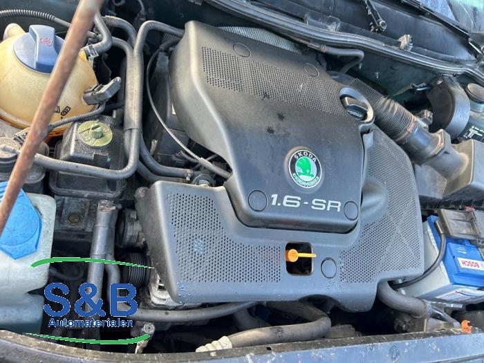 Motor van een Skoda Octavia (1U2) 1.6 GLX 2000