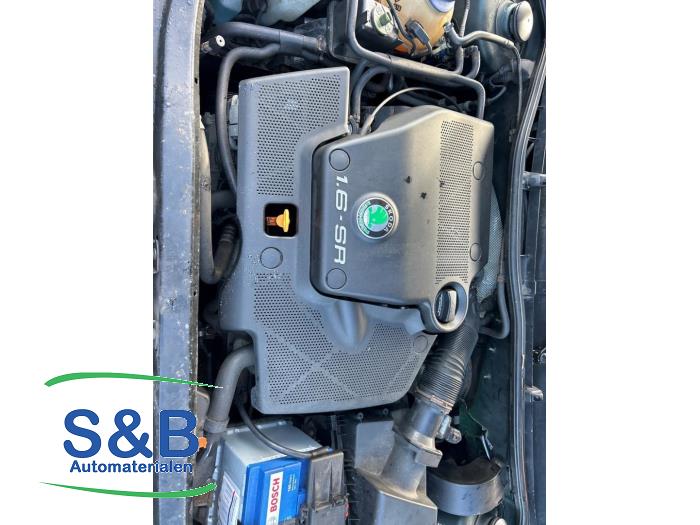 Motor van een Skoda Octavia (1U2) 1.6 GLX 2000