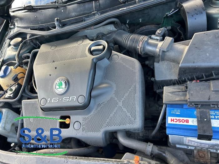 Motor van een Skoda Octavia (1U2) 1.6 GLX 2000
