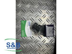 Gebruikte Raam schakelaar elektrisch Volkswagen Multivan T5 (7E/7HC/7HF/7HM) 2.5 TDi 4Motion Prijs € 29,04 Inclusief btw aangeboden door Schaap & Bron