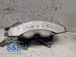 Gebruikte Remklauw (Tang) links-voor Tesla Model 3 Long Range AWD 75 kWh Prijs € 70,00 Margeregeling aangeboden door Schaap & Bron