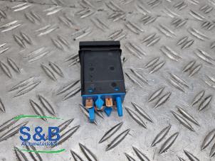Gebruikte Schakelaar Achteruitverwarming Volkswagen Transporter/Caravelle T4 2.5 TDI Prijs € 14,99 Margeregeling aangeboden door Schaap & Bron