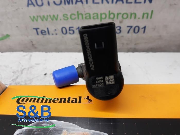 Verstuiver (diesel) van een Volkswagen Caddy Combi III (2KB,2KJ) 1.6 TDI 16V 2013