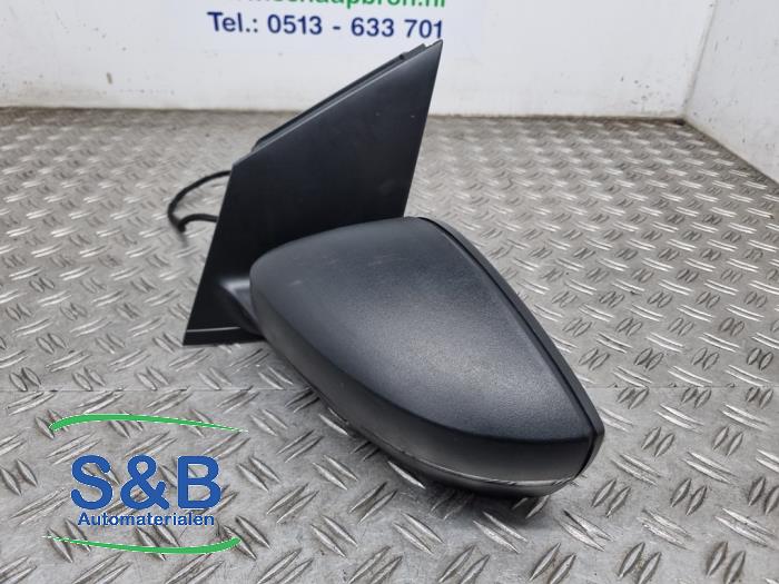 Buitenspiegel links van een Volkswagen Polo V (6R) 1.4 TDI 12V 90 2016