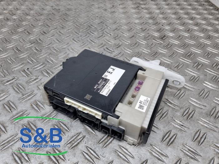 Computer Body Control van een Toyota C-HR (X1,X5) 2.0 16V Hybrid 2021