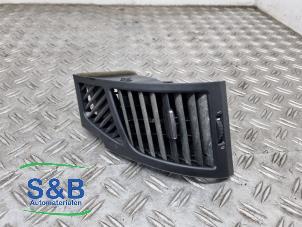 Gebruikte Luchtrooster Dashboard BMW 1 serie (E87/87N) 118i 16V Prijs € 12,49 Margeregeling aangeboden door Schaap & Bron